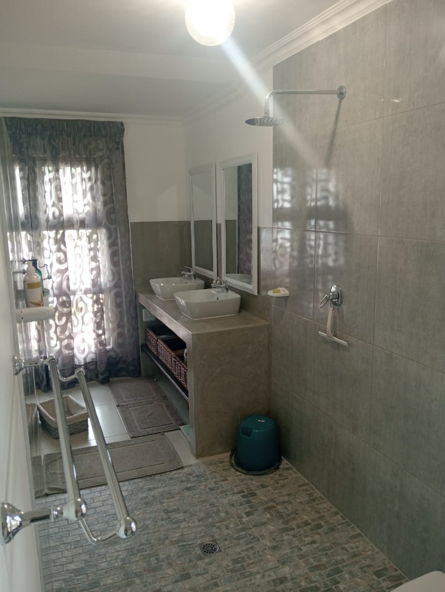 3 Bedroom Property for Sale in Wavecrest Eastern Cape